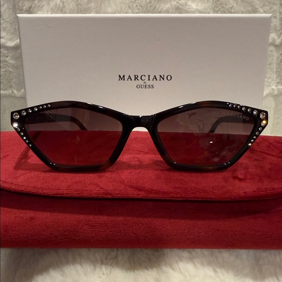 *NWOT* Marciano by GUESSCat-Eye Brown Tortoise w/StonesSunglasses